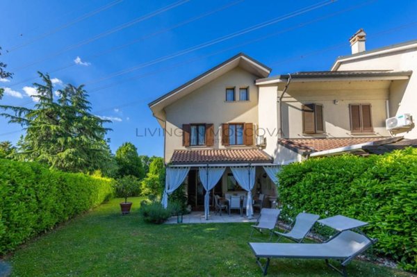 casa indipendente in vendita ad Arese in zona Valera