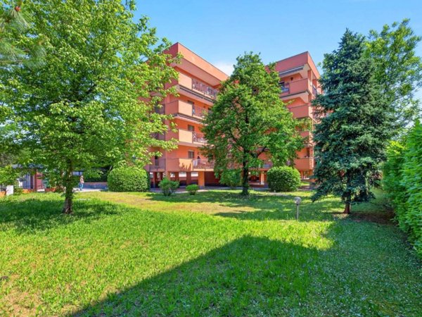 appartamento in vendita ad Arese in zona Valera