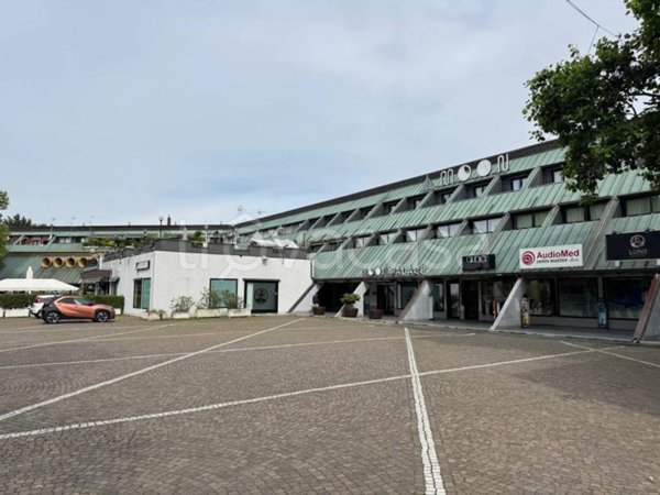 negozio in vendita ad Arese in zona Valera