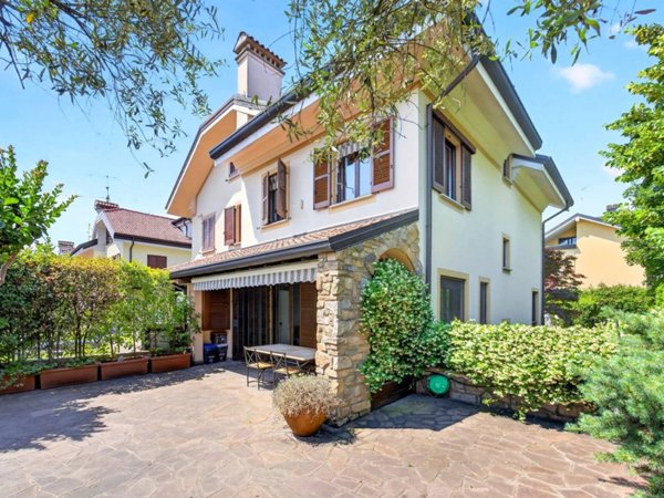 casa indipendente in vendita ad Arese