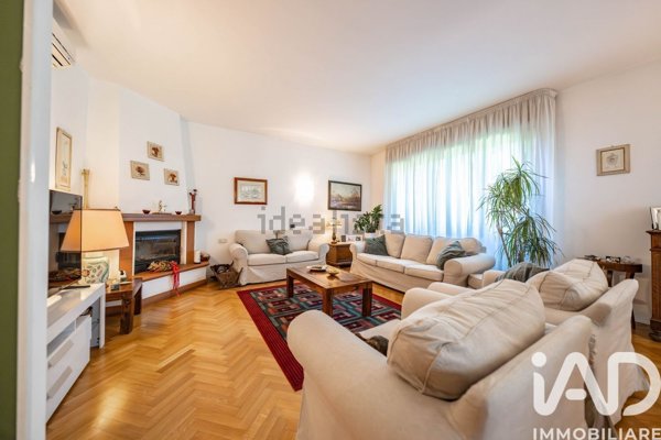 casa indipendente in vendita ad Arese in zona Valera