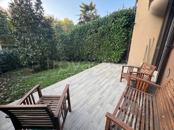 casa indipendente in vendita ad Arese in zona Valera