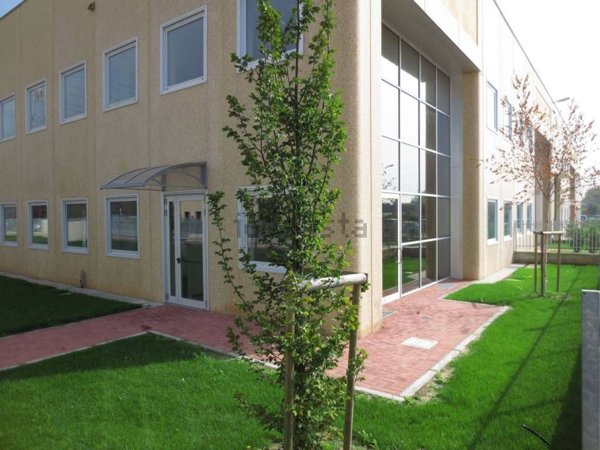 capannone in vendita ad Arese in zona Valera
