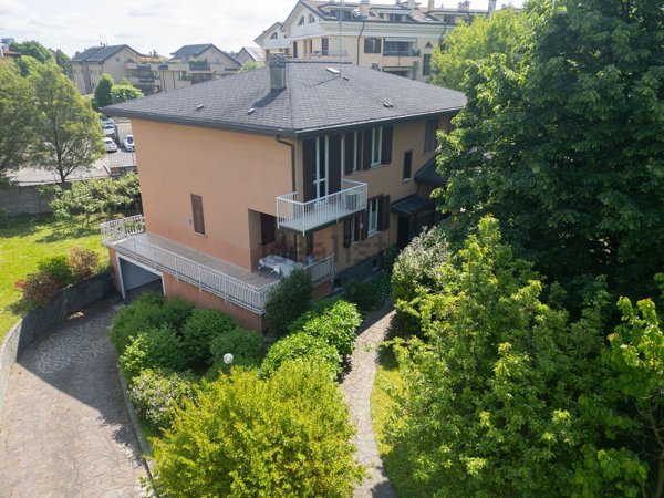appartamento in vendita ad Arese in zona Valera