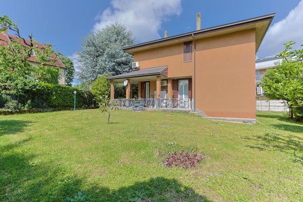 appartamento in vendita ad Arese in zona Valera