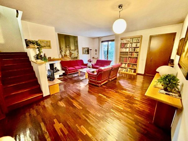 casa indipendente in vendita ad Arese in zona Valera