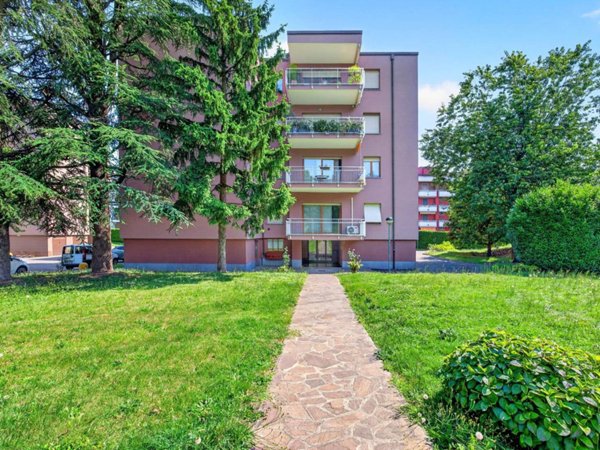 appartamento in vendita ad Arese in zona Valera