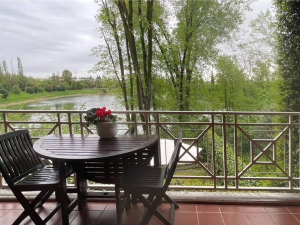 casa indipendente in vendita ad Arese in zona Valera