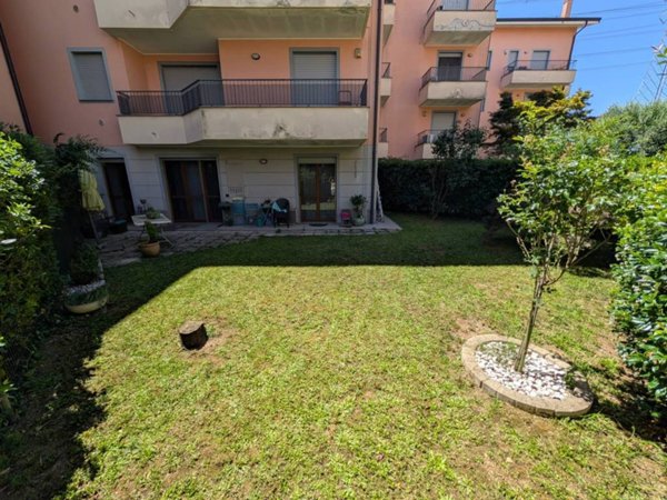 appartamento in vendita ad Arese in zona Valera