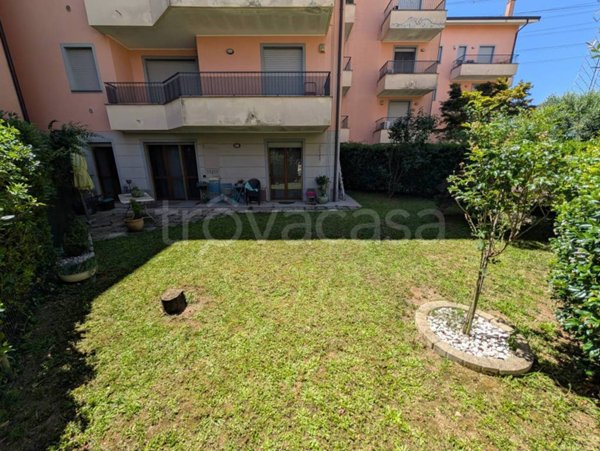 appartamento in vendita ad Arese in zona Valera