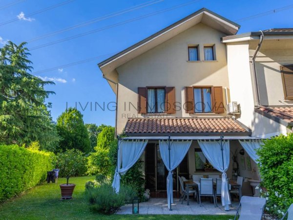 casa indipendente in vendita ad Arese in zona Valera