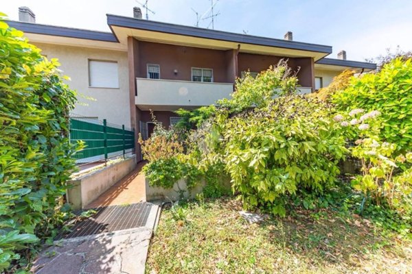 casa indipendente in vendita ad Arese in zona Valera