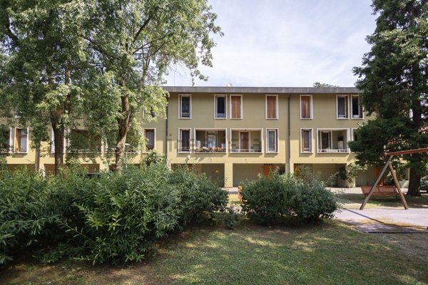 casa indipendente in vendita ad Arese in zona Valera