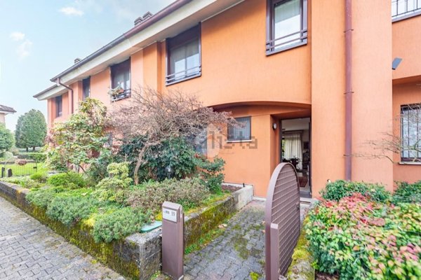 casa indipendente in vendita ad Arese in zona Valera