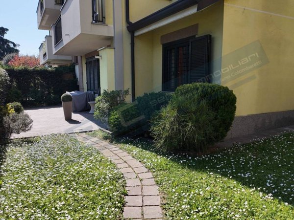 appartamento in vendita ad Arese in zona Valera