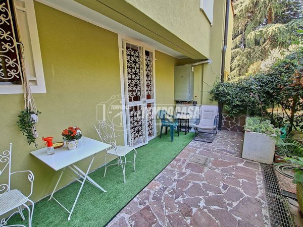 casa indipendente in vendita ad Arese in zona Valera