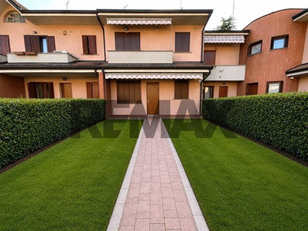 casa indipendente in vendita ad Arese in zona Valera