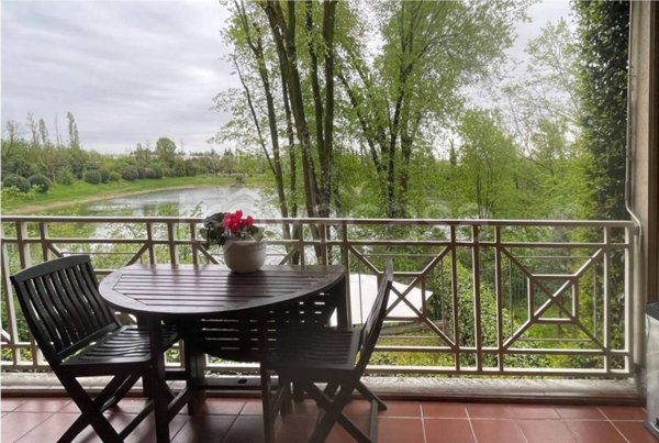 casa indipendente in vendita ad Arese in zona Valera