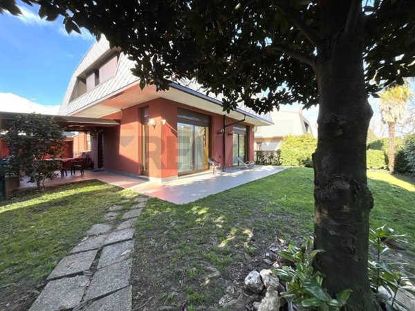 casa indipendente in vendita ad Arese in zona Valera