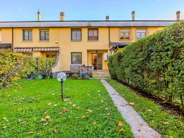 casa indipendente in vendita ad Arese in zona Valera