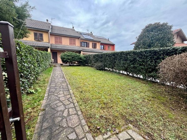 casa indipendente in vendita ad Arese in zona Valera