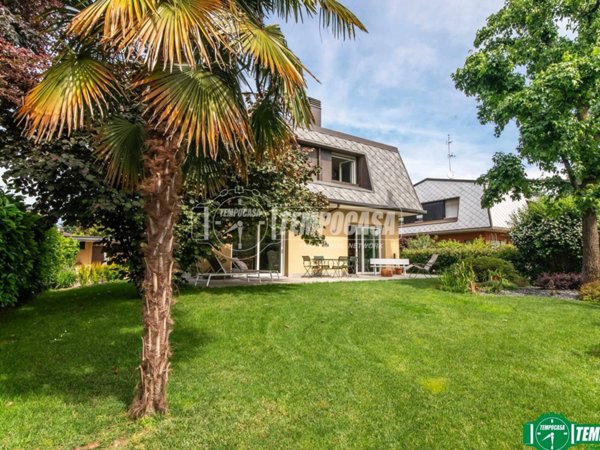 casa indipendente in vendita ad Arese in zona Valera