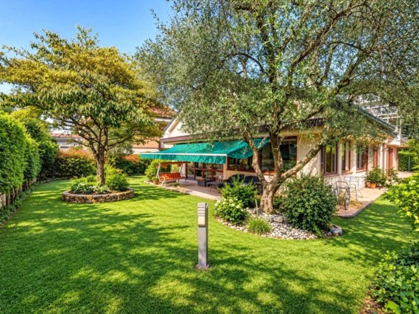 casa indipendente in vendita ad Arese in zona Valera