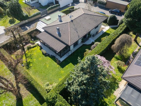 casa indipendente in vendita ad Arese in zona Valera