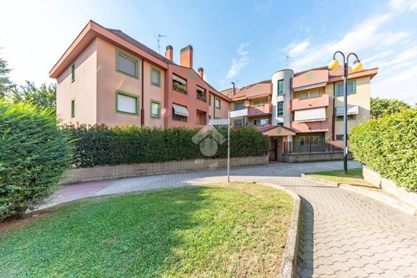 appartamento in vendita ad Arese in zona Valera