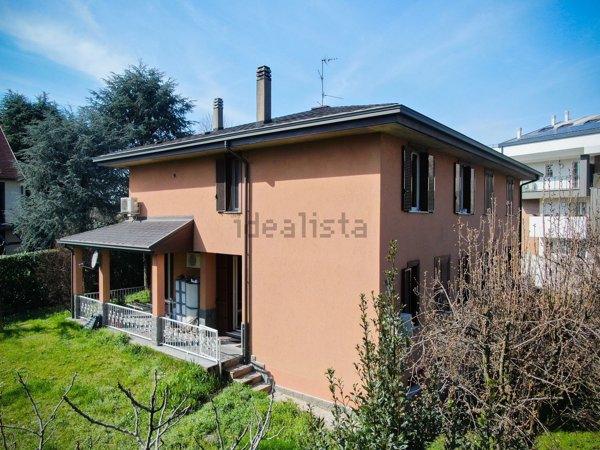 appartamento in vendita ad Arese in zona Valera