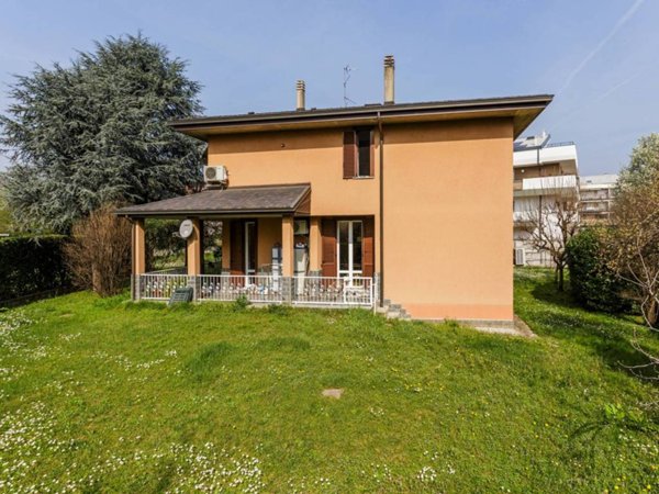 appartamento in vendita ad Arese in zona Valera