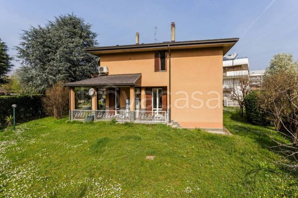 appartamento in vendita ad Arese in zona Valera