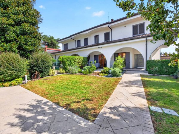 casa indipendente in vendita ad Arese in zona Valera