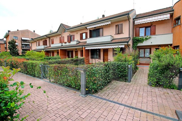 casa indipendente in vendita ad Arese in zona Valera