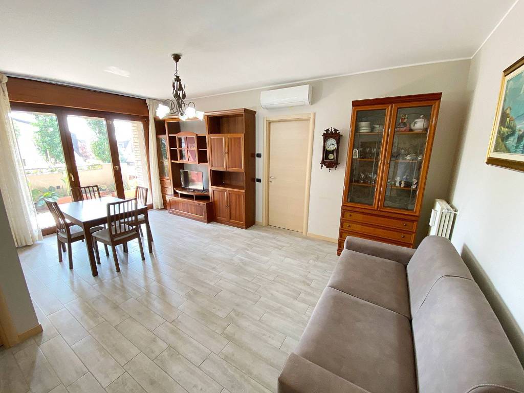 appartamento in vendita ad Arese in zona Valera