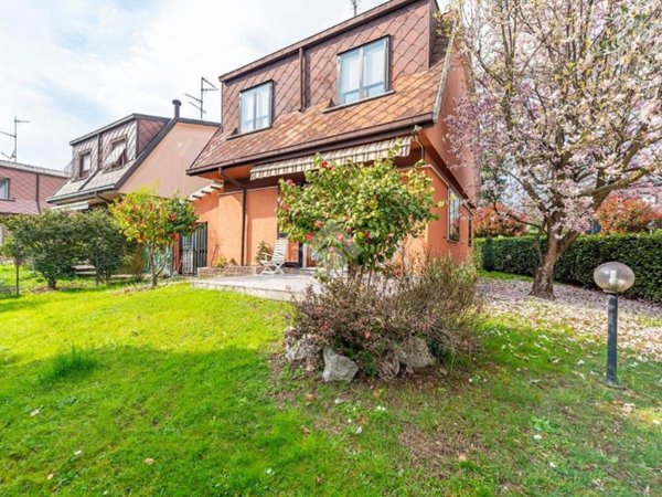 casa indipendente in vendita ad Arese in zona Valera