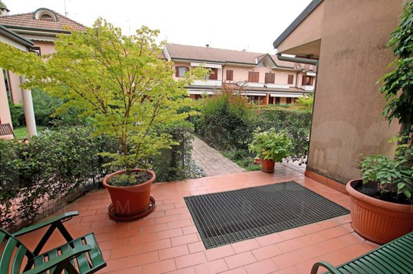 casa indipendente in vendita ad Arese in zona Valera