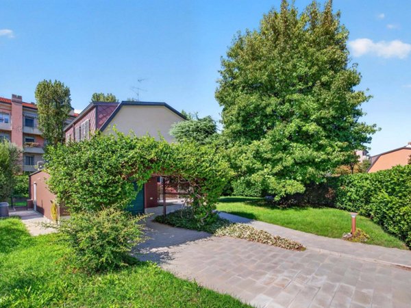 casa indipendente in vendita ad Arese in zona Valera