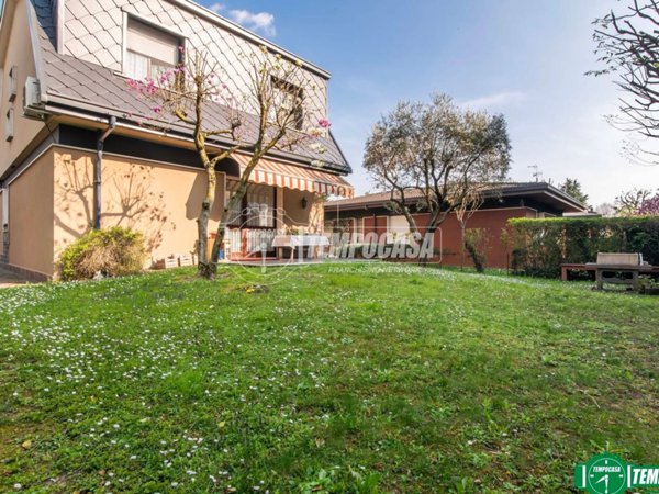 casa indipendente in vendita ad Arese in zona Valera