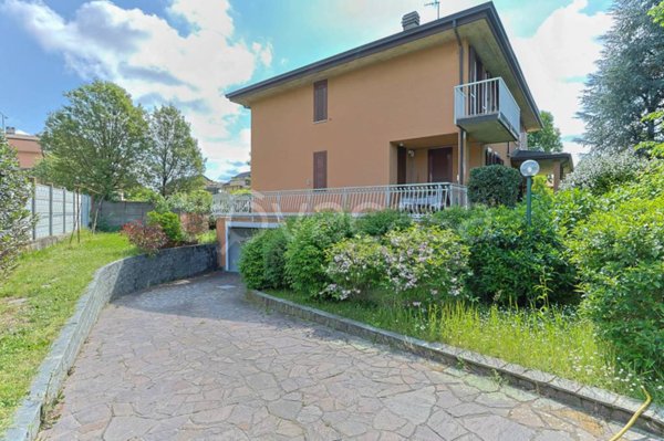 appartamento in vendita ad Arese in zona Valera
