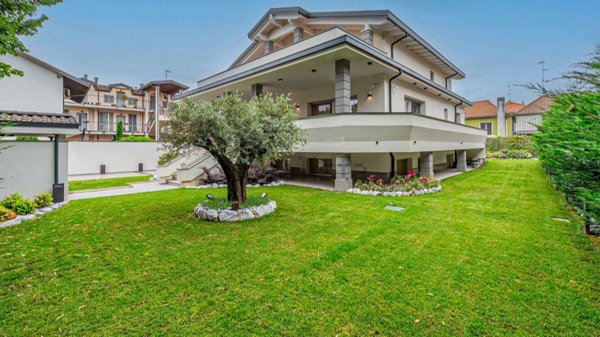 casa indipendente in vendita ad Arese in zona Valera