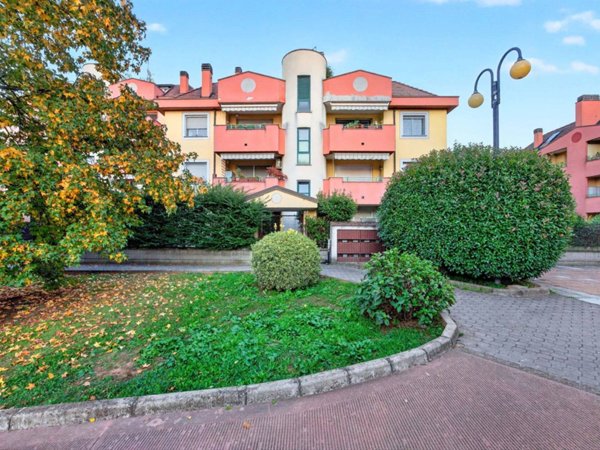 appartamento in vendita ad Arese in zona Valera