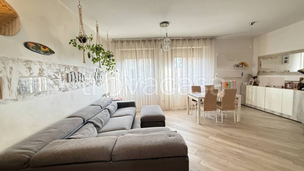 appartamento in vendita ad Arese in zona Valera