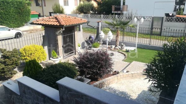 casa indipendente in vendita ad Arluno in zona Rogorotto