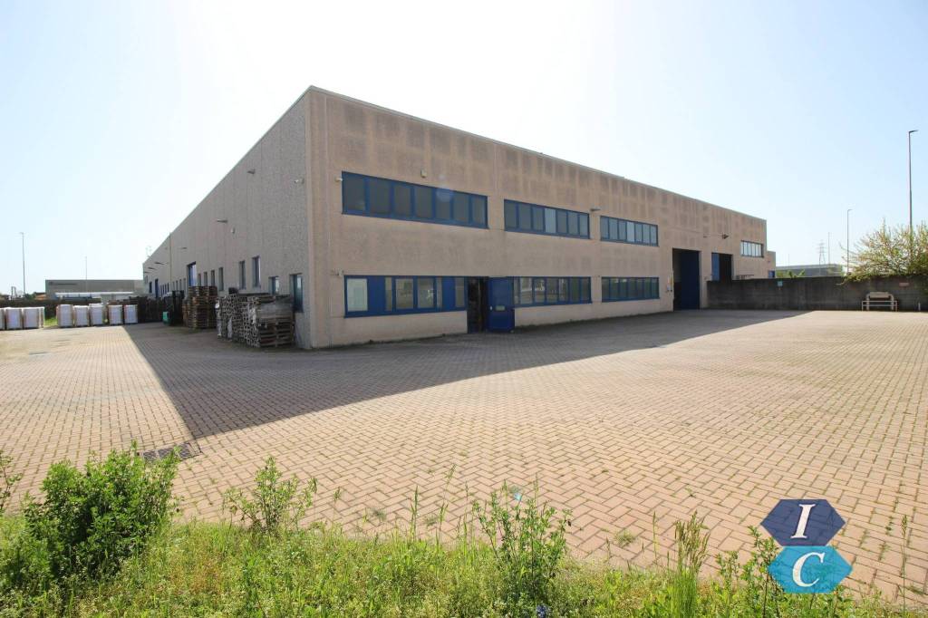 locale commerciale in vendita ad Arluno