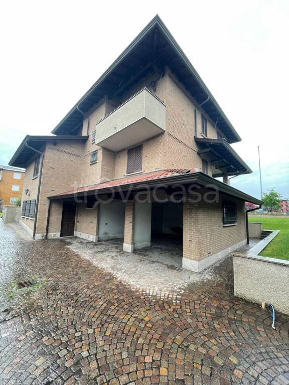 casa indipendente in vendita ad Arluno