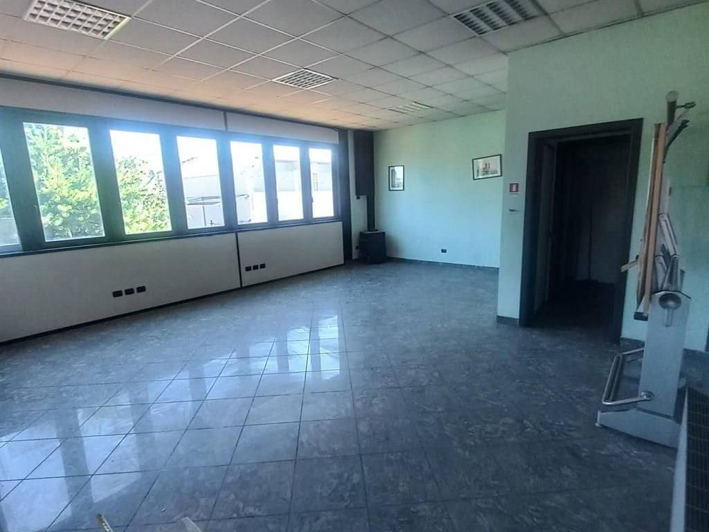 locale commerciale in vendita ad Arluno