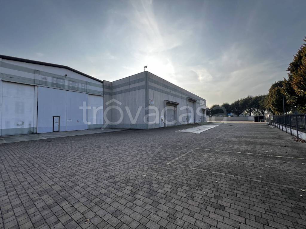 capannone in vendita ad Arluno