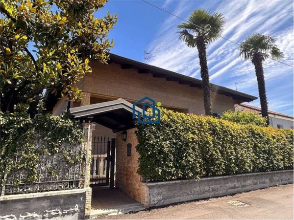 casa indipendente in vendita ad Arluno