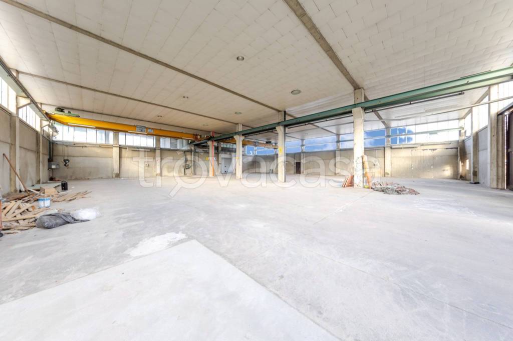 locale commerciale in vendita ad Arluno